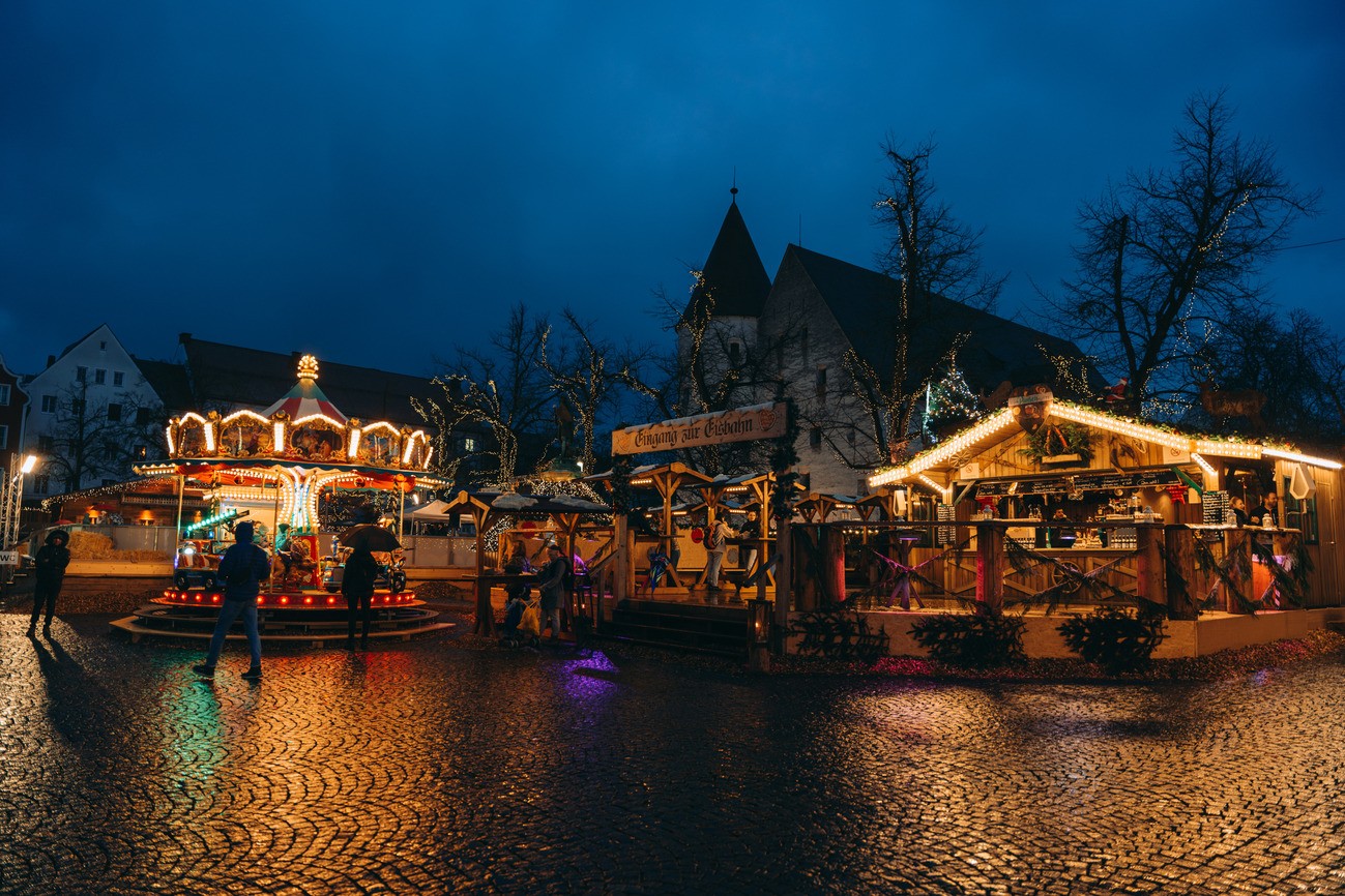 Eisarena, Ingolstadt, Hüttengaudi, Paradeplatz, Weihnachten, Christkindlmarkt, Weihnachtsmarkt, © IN City/Louis Hörner