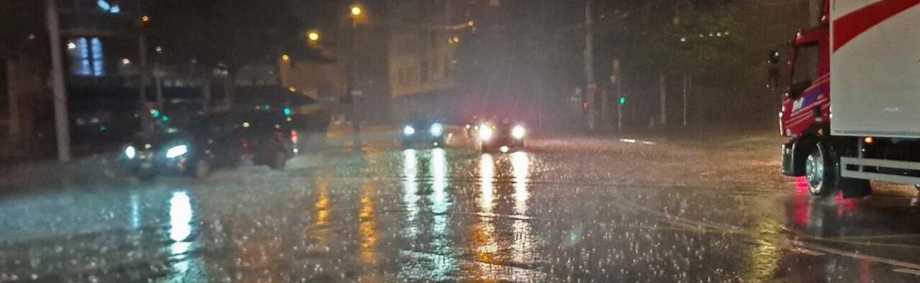 Regen, starkregen, schauer, niederschlag, stadt, &copy; Andreas/pixabay